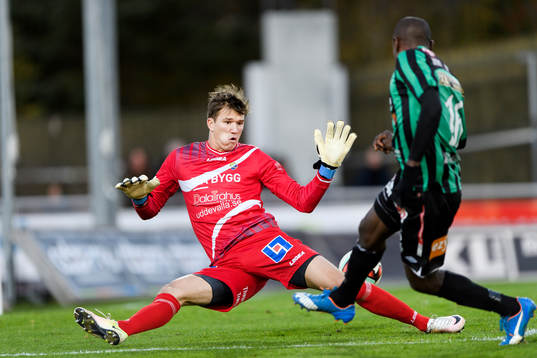 Ljungskiles målvakt August Strömberg och Varbergs Nsima