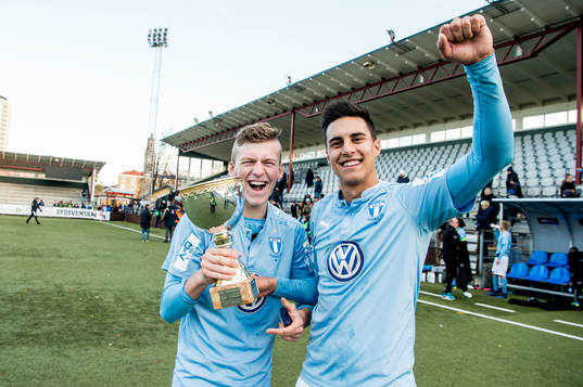 Malmös Teddy Bergqvist och Isak Redzic jublar med pokalen