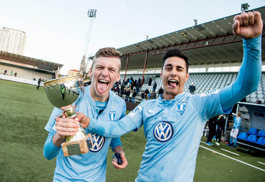Malmös Teddy Bergqvist och Isak Redzic jublar med pokalen