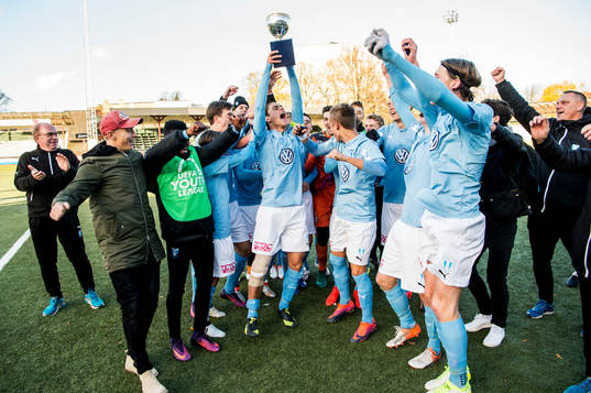 Malmös lagkapten Hugo Andersson jublar med pokalen och
