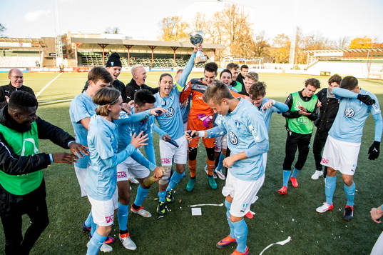 Malmös lagkapten Hugo Andersson jublar med pokalen och