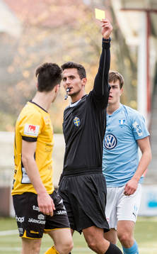 Domaren Adi Aganovic ger Elfsborgs Mattias Özgun gult kort