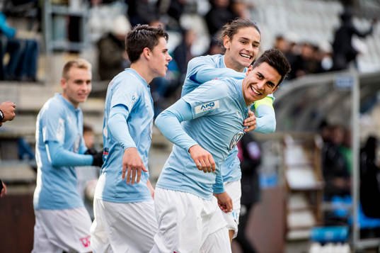 Malmös Isak Redzic jublar med lagkamraterna