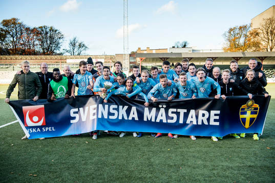 Malmös spelar jublar framför en skylt med texten "Svenska