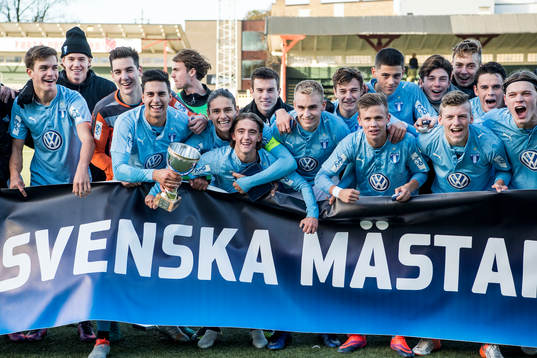 Malmös spelar jublar framför en skylt med texten "Svenska