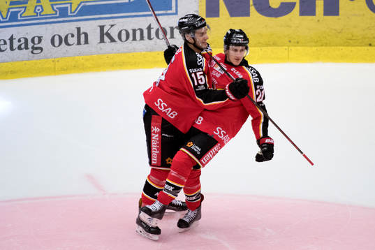 Luleås Christian Jaros och Bill Sweatt jublar