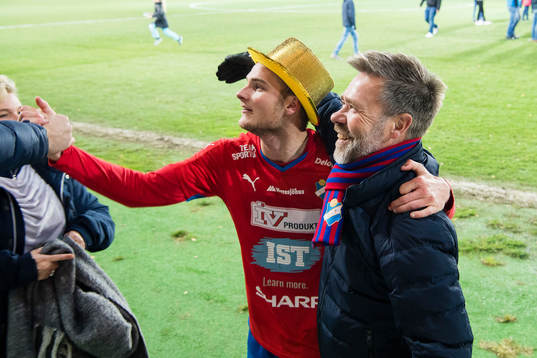 Östers Jonathan Drott och före detta ordförande Sven Johannesson jublar när öster blir klara för superettan