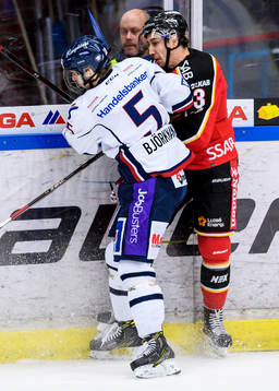 Linköpings Anton Björkman tacklar Luleås Daine Todd