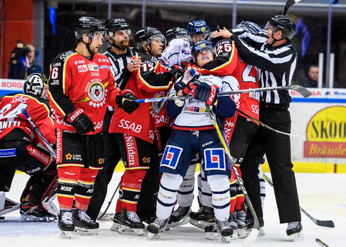 Luleås Anton Hedman håller fast Linköpings Vilmos Gallo