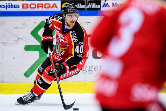 Luleås Kael Mouillierat med pucken