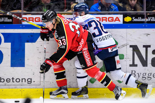 Luleås Christopher Mastomäki med pucken jagas av