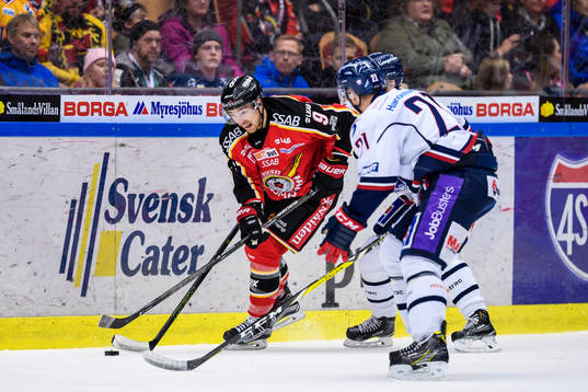 Luleås Johan Forsberg med pucken