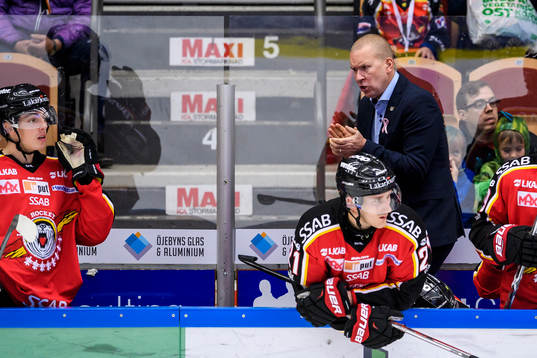 Luleås huvudtränare Stefan Nilsson jagar på sina spelare