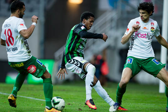 GAIS Luther Singh i kamp med Dalkurds Jalid Kerkich Amar och Jesper Nyholm