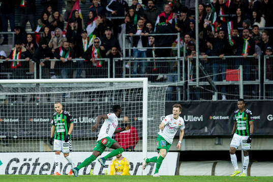 Dalkurds Omar Jagne jublar ihop med Leonard Pllana efter 0-1