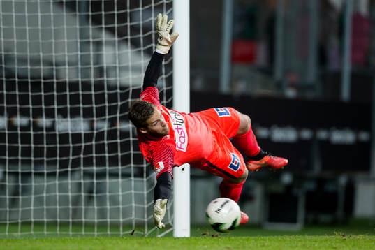 Dalkurds målvakt Frank Pettersson räddar en straff slagen