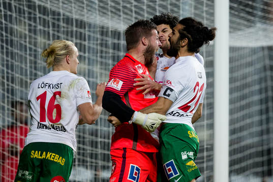 Dalkurds målvakt Frank Pettersson jublar ihop med Henrik