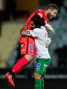 Dalkurds målvakt Frank Pettersson jublar och omfamnas