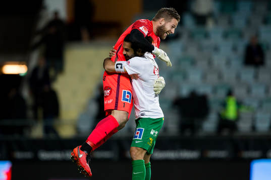 Dalkurds målvakt Frank Pettersson jublar och omfamnas