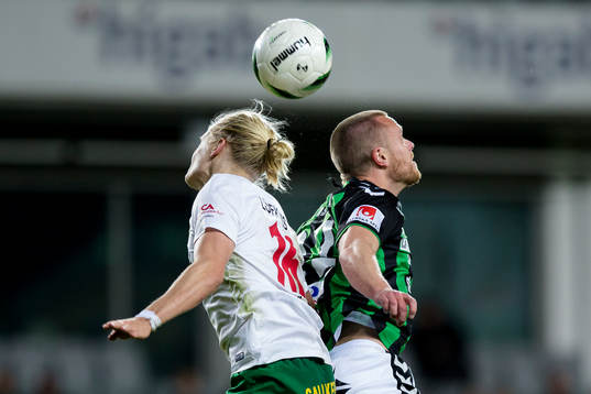 Dalkurds Henrik Löfkvist i nickduell med GAIS Björn