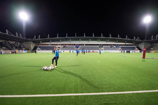 Malmö FFs spelare värmer upp på gavelvallen