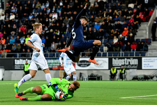 Malmö FFs Erdal Rakip hoppar över Gefles målvakt Andreas