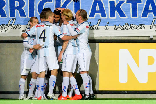 Gefles Dioh Williams jublar med lagkamrater efter 1-0