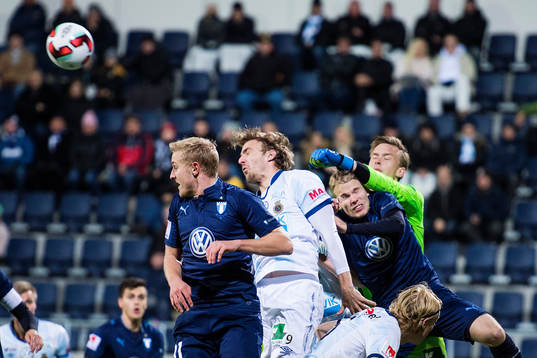 Malmö FFs Franz Brorsson och Oscar Lewicki i en nickduell