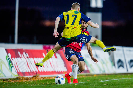 Ängelholms Petar Petrovic hoppar över bollen från