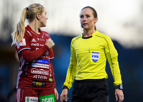 Piteås Irma Helin pratar med domaren Pernilla Larsson