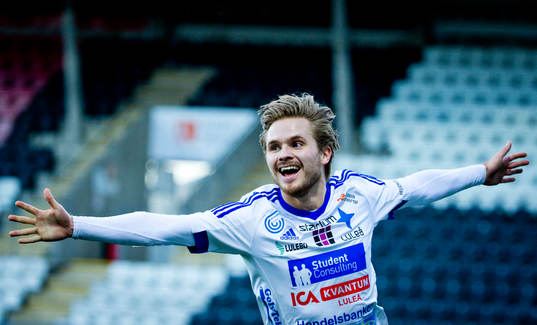 Luleås Joel Rajalakso jublar efter att ha gjort ett äkta hattrick genom att skjuta in 0-3