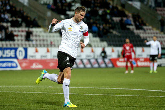 Örebros Robert Åhman Persson jublar efter 1-2