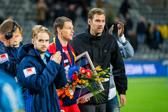 Djurgårdens målvakt Andreas Isaksson och bredvid avtackande målvakten Kenneth Høie