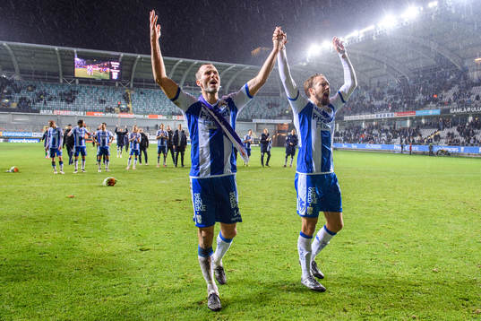 IFK Göteborgs Hjalmar Jonsson och Adam Johansson tackar
