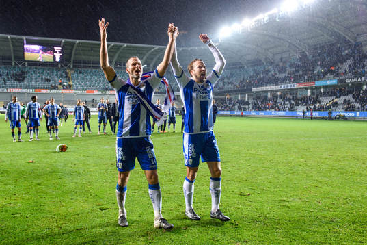 IFK Göteborgs Hjalmar Jonsson och Adam Johansson tackar