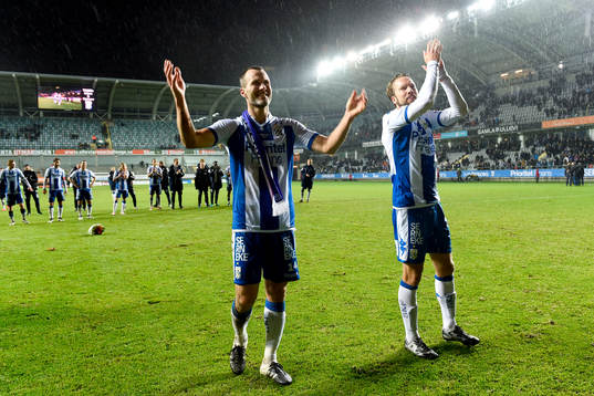 IFK Göteborgs Hjalmar Jonsson och Adam Johansson tackar publiken