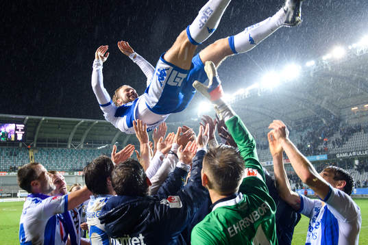 IFK Göteborgs Adam Johansson hissas av sina lagkamrater