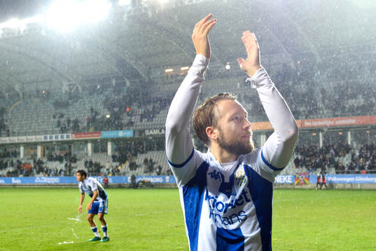 IFK Göteborgs Adam Johansson tackar publiken
