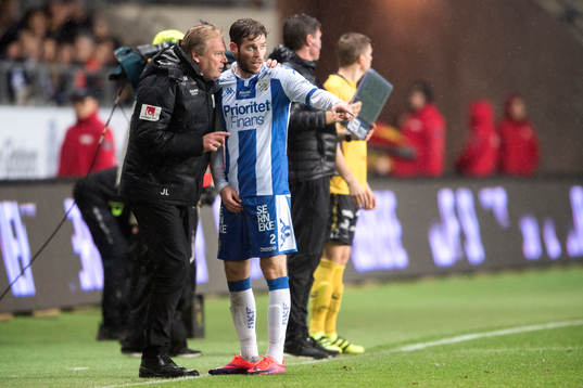 IFK Göteborgs tränare Jörgen Lennartsson pratar med Emil