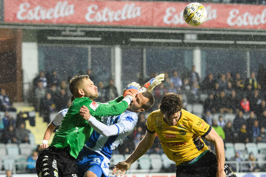 IFK Göteborgs målvakt John Alvbåge kolliderar med