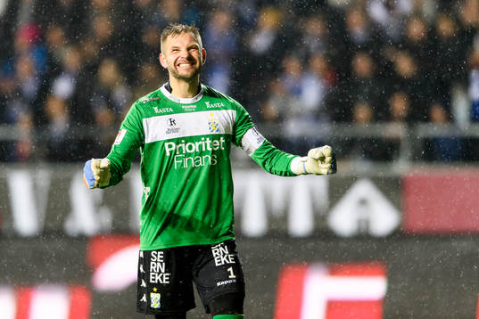 IFK Göteborgs målvakt John Alvbåge jublar