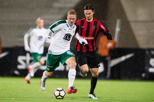 Hammarbys Isac Lidberg i kamp om bollen med Brommapojkarnas