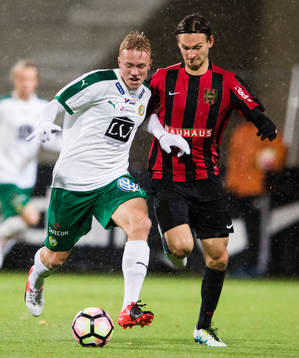 Hammarbys Isac Lidberg i kamp om bollen med Brommapojkarnas