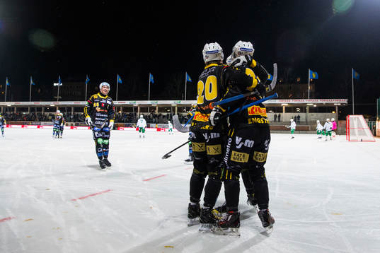 Brobergs Fritiof Hagberg jublar tillsammans med Brobergs Jonas Engström som gjort 1-2