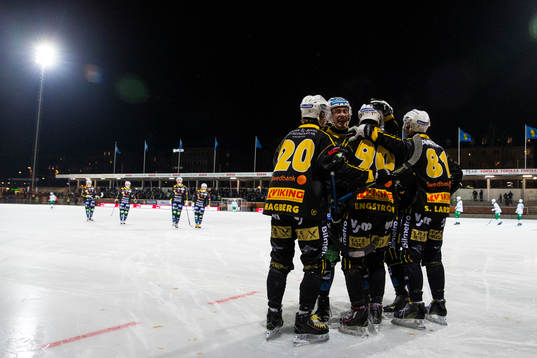 Brobergs Fritiof Hagberg, Jonas Engström och Stefan Larsson jublar efter 1-2