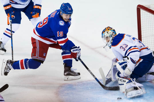 New Yorks Jesper Fast oroar framför Edmontons målvakt Cam