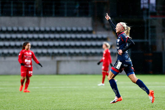 Linköpings Pernille Mosegaard Harder jublar efter att hon gjort 3-0