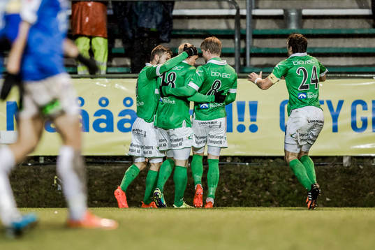 Ljungskiles Linus Tornblad jublar med lagkamraterna  efter sitt 1-1