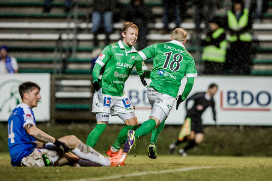 Ljungskiles Linus Tornblad jublar med Tim Nilsen efter sitt 1-1