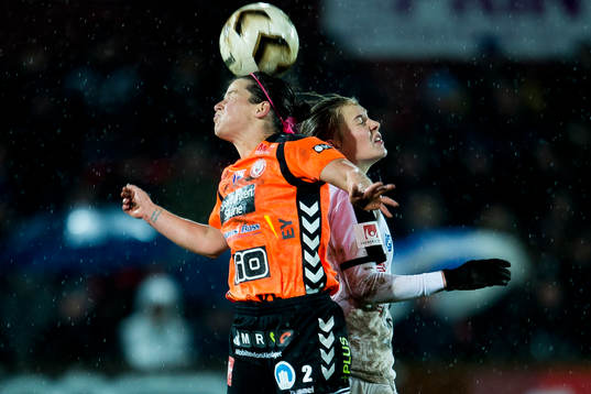 Kristianstads målvakt Erla Arnardottir nickar